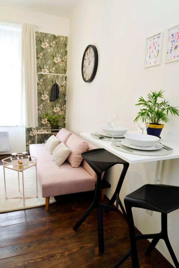 Hradec Králové Lazy Sofa ° Apartment المظهر الخارجي الصورة